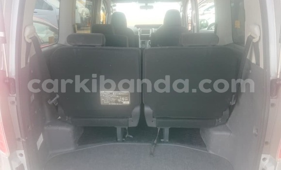 Gura Yakoze Toyota Noah Silver Imodoka i Kampala mu Uganda Gura Yakoze Toyota Noah Silver Imodoka i Kampala mu Uganda