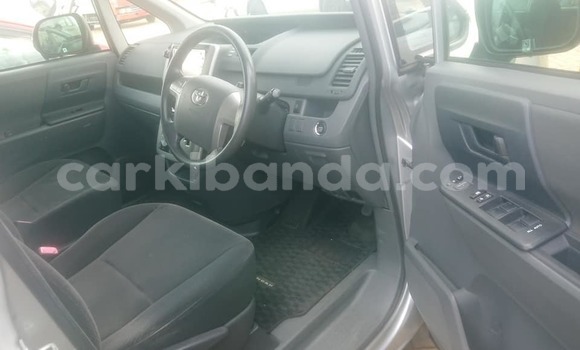 Gura Yakoze Toyota Noah Silver Imodoka i Kampala mu Uganda Gura Yakoze Toyota Noah Silver Imodoka i Kampala mu Uganda