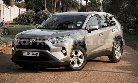 Nunua Ilio tumika Toyota RAV4 Fedha Gari ndani ya Kampala nchini Uganda