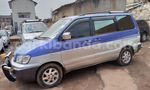Gura Yakoze Toyota Noah Blue Imodoka i Kampala mu Uganda Gura Yakoze Toyota Noah Blue Imodoka i Kampala mu Uganda