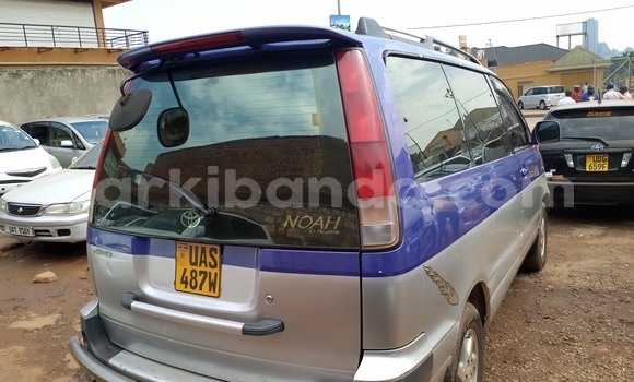 Gura Yakoze Toyota Noah Blue Imodoka i Kampala mu Uganda Gura Yakoze Toyota Noah Blue Imodoka i Kampala mu Uganda