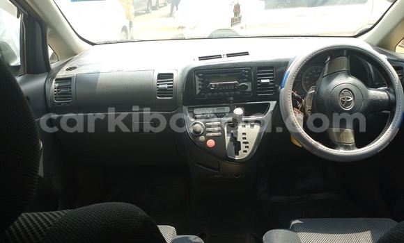 Gura Yakoze Toyota Wish Black Imodoka i Kampala mu Uganda Gura Yakoze Toyota Wish Black Imodoka i Kampala mu Uganda