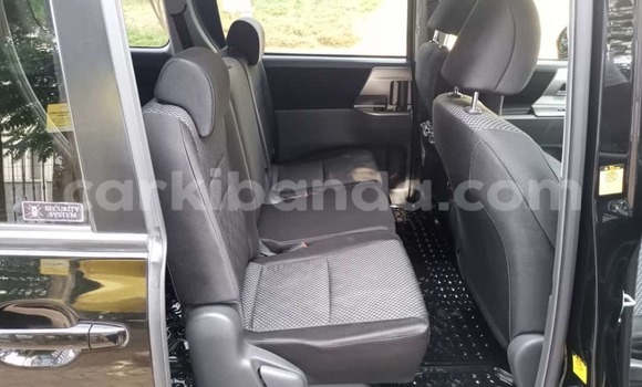 Nunua Ilio tumika Toyota Noah Nyeusi Gari ndani ya Kampala nchini Uganda Nunua Ilio tumika Toyota Noah Nyeusi Gari ndani ya Kampala nchini Uganda