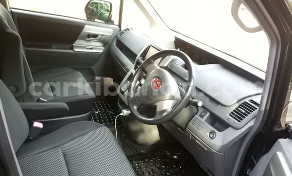 Nunua Ilio tumika Toyota Noah Nyeusi Gari ndani ya Kampala nchini Uganda Nunua Ilio tumika Toyota Noah Nyeusi Gari ndani ya Kampala nchini Uganda