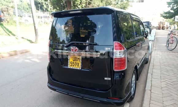 Nunua Ilio tumika Toyota Noah Nyeusi Gari ndani ya Kampala nchini Uganda Nunua Ilio tumika Toyota Noah Nyeusi Gari ndani ya Kampala nchini Uganda