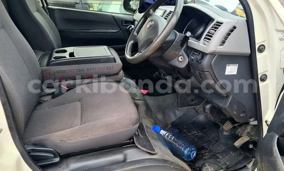 Nunua Ilio tumika Toyota Hiace Nyeupe Gari ndani ya Kampala nchini Uganda Nunua Ilio tumika Toyota Hiace Nyeupe Gari ndani ya Kampala nchini Uganda