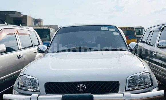 Gura Yakoze Toyota RAV4 White Imodoka i Kampala mu Uganda Gura Yakoze Toyota RAV4 White Imodoka i Kampala mu Uganda