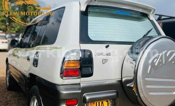Gura Yakoze Toyota RAV4 White Imodoka i Kampala mu Uganda Gura Yakoze Toyota RAV4 White Imodoka i Kampala mu Uganda