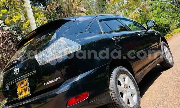 Gura Yakoze Toyota Harrier Black Imodoka i Kampala mu Uganda Gura Yakoze Toyota Harrier Black Imodoka i Kampala mu Uganda