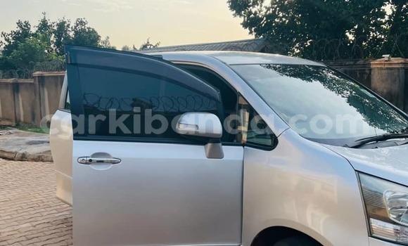 Nunua Ilio tumika Toyota Noah Fedha Gari ndani ya Kampala nchini Uganda Nunua Ilio tumika Toyota Noah Fedha Gari ndani ya Kampala nchini Uganda