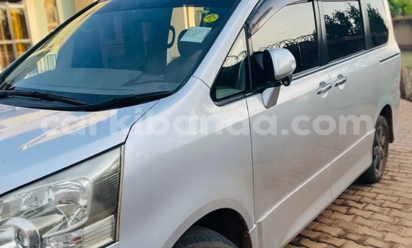 Nunua Ilio tumika Toyota Noah Fedha Gari ndani ya Kampala nchini Uganda Nunua Ilio tumika Toyota Noah Fedha Gari ndani ya Kampala nchini Uganda