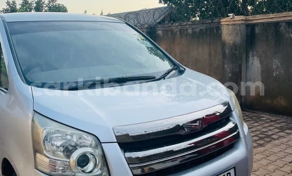 Nunua Ilio tumika Toyota Noah Fedha Gari ndani ya Kampala nchini Uganda Nunua Ilio tumika Toyota Noah Fedha Gari ndani ya Kampala nchini Uganda