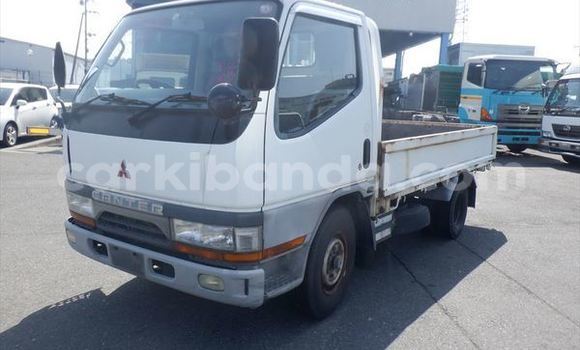 Nunua Ilio tumika Mitsubishi L400 Nyeupe Lori ndani ya Kampala nchini Uganda