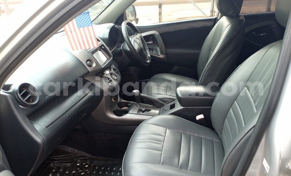 Gura Yakoze Toyota RAV4 Silver Imodoka i Kampala mu Uganda Gura Yakoze Toyota RAV4 Silver Imodoka i Kampala mu Uganda