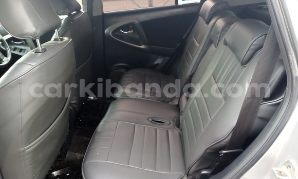 Gura Yakoze Toyota RAV4 Silver Imodoka i Kampala mu Uganda Gura Yakoze Toyota RAV4 Silver Imodoka i Kampala mu Uganda