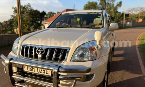 Nunua Ilio tumika Toyota Land Cruiser Prado Nyeupe Gari ndani ya Kampala nchini Uganda