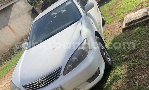 Gura Yakoze Toyota Camry White Imodoka i Kampala mu Uganda Gura Yakoze Toyota Camry White Imodoka i Kampala mu Uganda