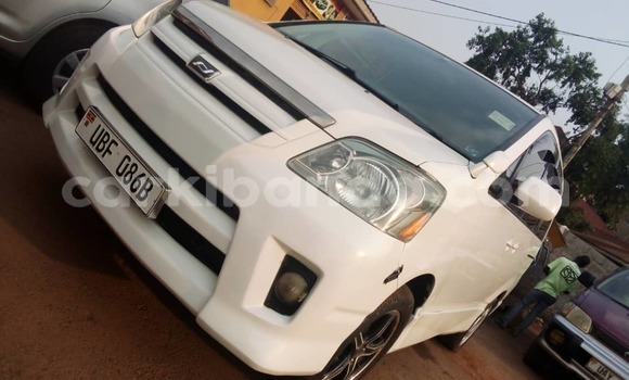Gura Yakoze Toyota Voxy White Imodoka i Kampala mu Uganda Gura Yakoze Toyota Voxy White Imodoka i Kampala mu Uganda