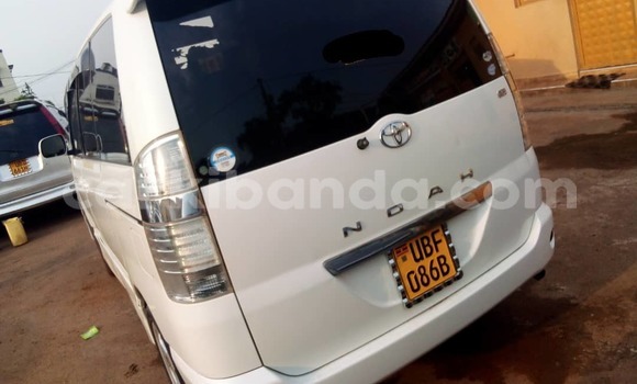 Gura Yakoze Toyota Voxy White Imodoka i Kampala mu Uganda Gura Yakoze Toyota Voxy White Imodoka i Kampala mu Uganda