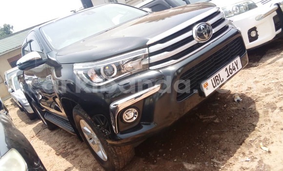Gura Yakoze Toyota Hilux Black Imodoka i Kampala mu Uganda Gura Yakoze Toyota Hilux Black Imodoka i Kampala mu Uganda