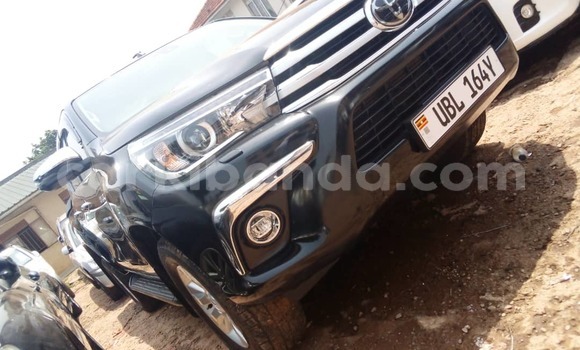 Gura Yakoze Toyota Hilux Black Imodoka i Kampala mu Uganda Gura Yakoze Toyota Hilux Black Imodoka i Kampala mu Uganda