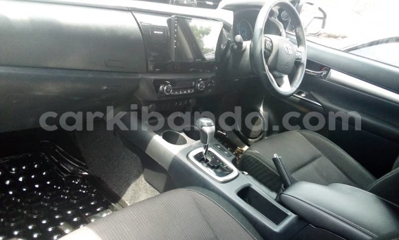 Gura Yakoze Toyota Hilux Black Imodoka i Kampala mu Uganda Gura Yakoze Toyota Hilux Black Imodoka i Kampala mu Uganda