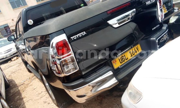 Gura Yakoze Toyota Hilux Black Imodoka i Kampala mu Uganda Gura Yakoze Toyota Hilux Black Imodoka i Kampala mu Uganda