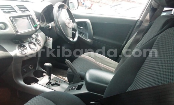 Nunua Ilio tumika Toyota RAV4 Nyeusi Gari ndani ya Kampala nchini Uganda Nunua Ilio tumika Toyota RAV4 Nyeusi Gari ndani ya Kampala nchini Uganda