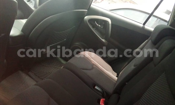 Nunua Ilio tumika Toyota RAV4 Nyeusi Gari ndani ya Kampala nchini Uganda Nunua Ilio tumika Toyota RAV4 Nyeusi Gari ndani ya Kampala nchini Uganda