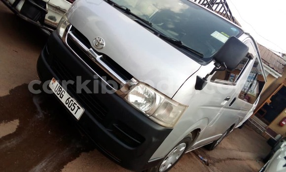 Gura Yakoze Toyota Hiace Silver Imodoka i Kampala mu Uganda