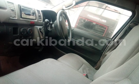 Gura Yakoze Toyota Hiace Silver Imodoka i Kampala mu Uganda Gura Yakoze Toyota Hiace Silver Imodoka i Kampala mu Uganda
