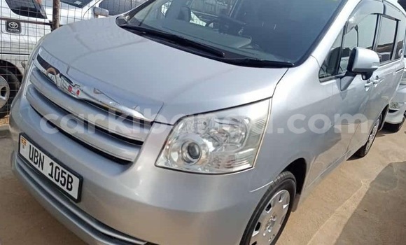 Nunua Ilio tumika Toyota Noah Fedha Gari ndani ya Kampala nchini Uganda