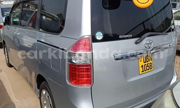 Nunua Ilio tumika Toyota Noah Fedha Gari ndani ya Kampala nchini Uganda Nunua Ilio tumika Toyota Noah Fedha Gari ndani ya Kampala nchini Uganda