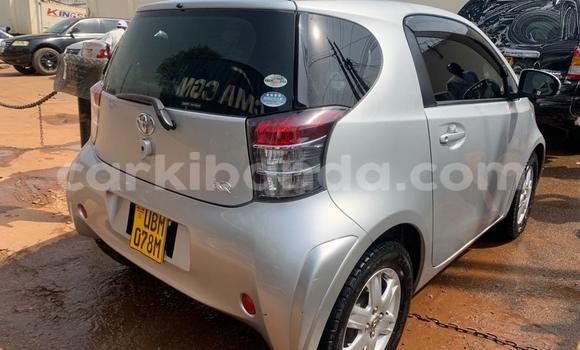 Gura Yakoze Toyota iQ Silver Imodoka i Kampala mu Uganda Gura Yakoze Toyota iQ Silver Imodoka i Kampala mu Uganda