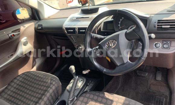 Gura Yakoze Toyota iQ Silver Imodoka i Kampala mu Uganda Gura Yakoze Toyota iQ Silver Imodoka i Kampala mu Uganda