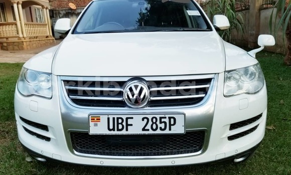 Nunua Ilio tumika Volkswagen Touareg Nyeupe Gari ndani ya Kampala nchini Uganda