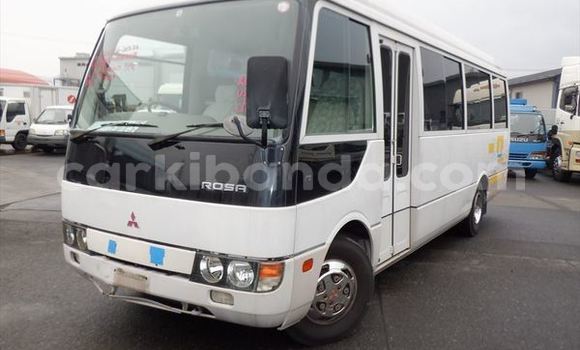 Gura Yakoze Mitsubishi Van White Ikamyo i Kampala mu Uganda