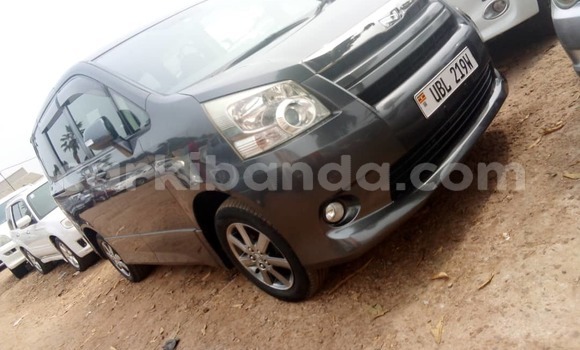 Nunua Ilio tumika Toyota Noah Nyingine Gari ndani ya Kampala nchini Uganda