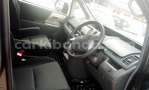 Gura Yakoze Toyota Noah Other Imodoka i Kampala mu Uganda Gura Yakoze Toyota Noah Other Imodoka i Kampala mu Uganda