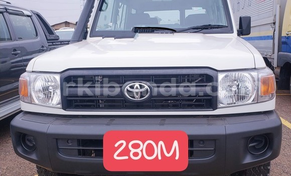 Acheter Import Voiture Toyota Land Cruiser Blanc à Kampala, Ouganda Acheter Import Voiture Toyota Land Cruiser Blanc à Kampala, Ouganda