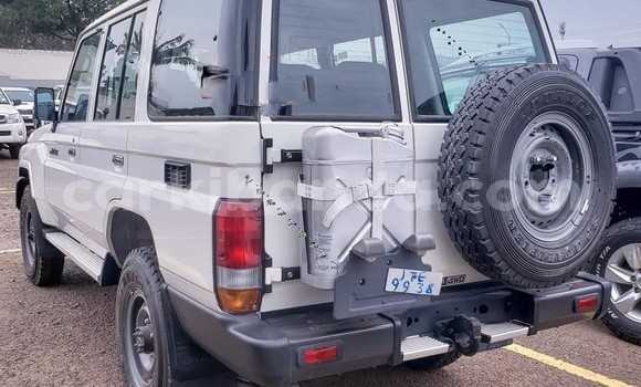 Acheter Import Voiture Toyota Land Cruiser Blanc à Kampala, Ouganda Acheter Import Voiture Toyota Land Cruiser Blanc à Kampala, Ouganda