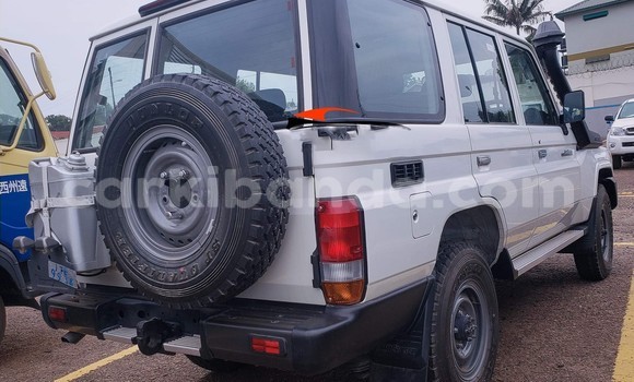 Acheter Import Voiture Toyota Land Cruiser Blanc à Kampala, Ouganda Acheter Import Voiture Toyota Land Cruiser Blanc à Kampala, Ouganda