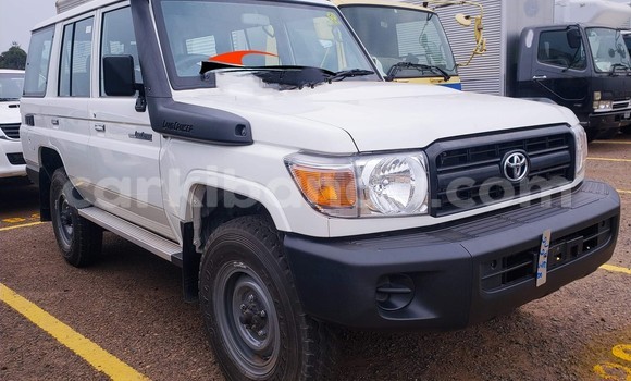 Acheter Import Voiture Toyota Land Cruiser Blanc à Kampala, Ouganda Acheter Import Voiture Toyota Land Cruiser Blanc à Kampala, Ouganda