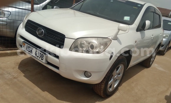 Gura Yakoze Toyota RAV4 White Imodoka i Kampala mu Uganda