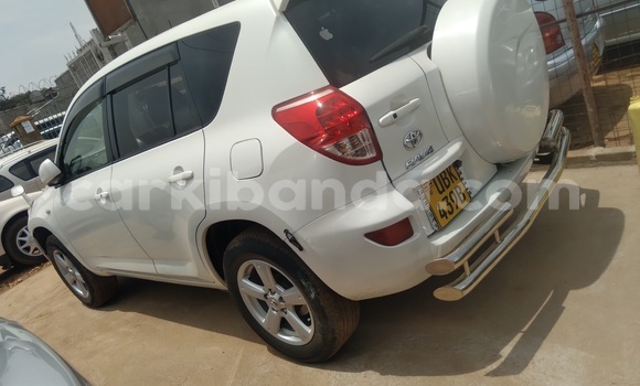 Nunua Ilio tumika Toyota RAV4 Nyeupe Gari ndani ya Kampala nchini Uganda Nunua Ilio tumika Toyota RAV4 Nyeupe Gari ndani ya Kampala nchini Uganda