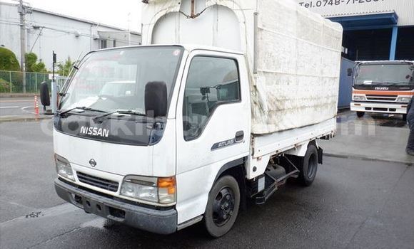 Nunua Ilio tumika Nissan UD Nyeupe Lori ndani ya Kampala nchini Uganda