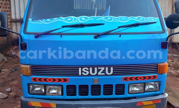 Acheter Occasion Utilitaire Isuzu FTR 850 Bleu à Kampala, Ouganda