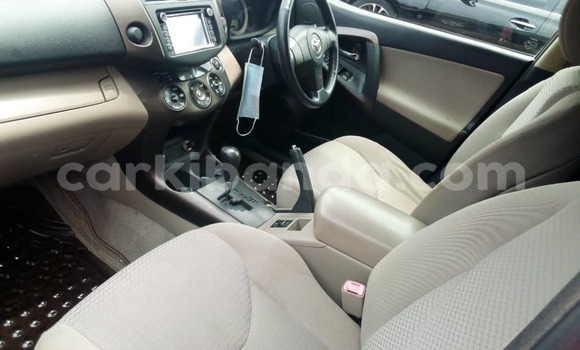 Nunua Ilio tumika Toyota Vanguard Nyeusi Gari ndani ya Kampala nchini Uganda Nunua Ilio tumika Toyota Vanguard Nyeusi Gari ndani ya Kampala nchini Uganda