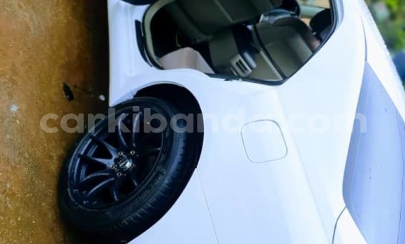 Nunua Ilio tumika Toyota Mark X Nyeupe Gari ndani ya Kampala nchini Uganda Nunua Ilio tumika Toyota Mark X Nyeupe Gari ndani ya Kampala nchini Uganda