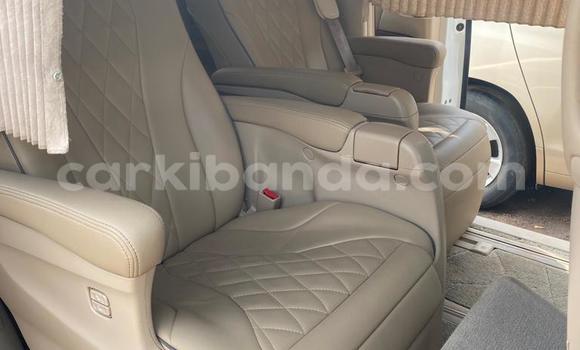 Gura Yakoze Toyota Alphard White Imodoka i Kampala mu Uganda Gura Yakoze Toyota Alphard White Imodoka i Kampala mu Uganda